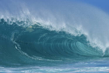 Große plätschernde Welle des Pazifischen Ozeans - RUEF03295