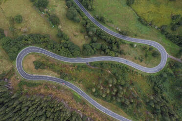 Drohnenansicht einer kurvenreichen Autobahn im Schwarzwald - RUEF03311