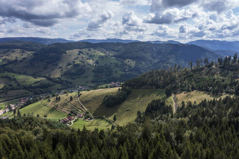 Deutschland, Baden-Württemberg, Todtnau, Drone view of village in Black Forest range - RUEF03320