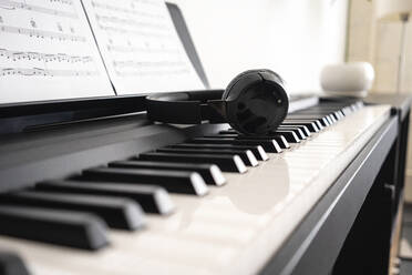 Kabellose Kopfhörer auf der Klaviertastatur - VPIF04003