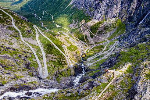 Die kurvenreiche Straße Trollstigen von oben gesehen, Norwegen - RUNF04388