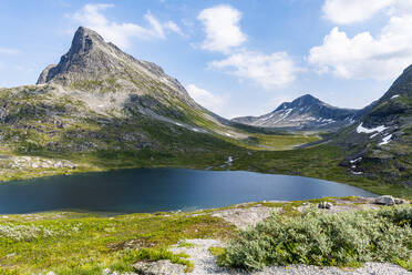 Idyllischer Berg und See an einem sonnigen Tag - RUNF04393