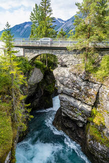 Der Fluss fließt unter der Brücke - RUNF04396