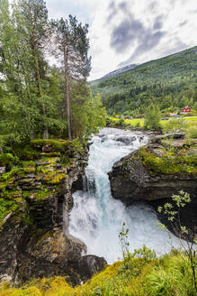 Durch Felsen fließendes Wasser zwischen Bäumen, Gudbrandsjuvet, Norwegen - RUNF04397