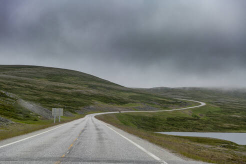 Leere Straße unter bedecktem Himmel, Nordkapp, Norwegen - RUNF04400
