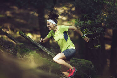 Sportler Frau läuft im Wald - MTBF00986