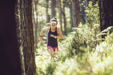 Aktive Sportlerin beim Laufen im Wald - MTBF00992