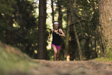 Junge Sportlerin beim Laufen im Wald - MTBF00994