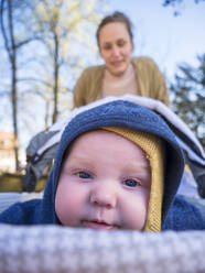 Niedliches kleines Mädchen mit Mutter im Hintergrund auf dem Spielplatz - LAF02708