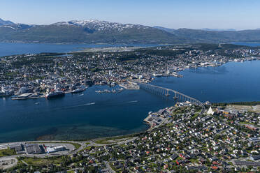 Norwegen, Troms og Finnmark, Tromso, Küstenstadt vom Aussichtspunkt Fjellstua aus gesehen - RUNF04409