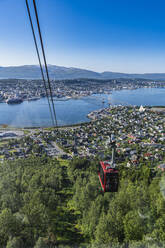 Norwegen, Troms og Finnmark, Tromso, Küstenstadt von der Seilbahn der Fjellheisenbahn aus gesehen - RUNF04411