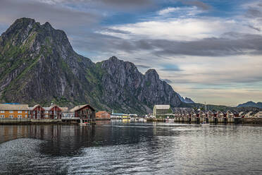 Häuser in den Bergen auf den Lofoten, Norwegen - RUNF04413