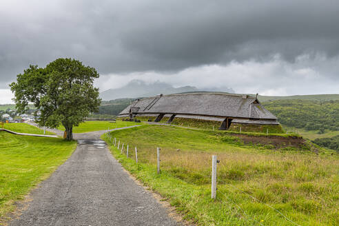 Renoviertes Wikingermuseum Lofotr in Vestvagoy, Lofoten, Norwegen - RUNF04421