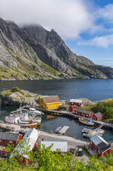 Kleines Dorf am Nusfjord auf den Lofoten, Norwegen - RUNF04422