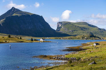 Hügel unter dem Himmel auf den Lofoten, Norwegen - RUNF04426