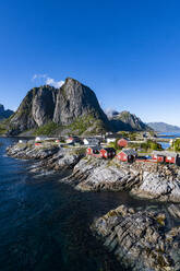 Berge bei einem Dorf unter blauem Himmel in Reine, Lofoten, Norwegen - RUNF04429