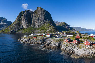 Häuser am Hafen von Reine, Lofoten, Norwegen - RUNF04430