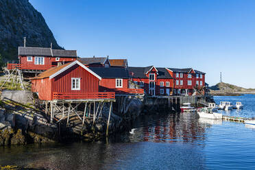 Rote Häuser unter blauem Himmel auf den Lofoten, Norwegen - RUNF04435
