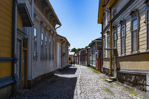 Finnland, Rauma, Alte Holzhäuser entlang der Kopfsteinpflasterstraße in der Altstadt von Rauma - RUNF04440