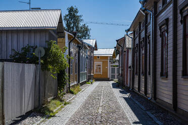 Finnland, Rauma, Alte Holzhäuser entlang der Kopfsteinpflasterstraße in der Altstadt von Rauma - RUNF04442
