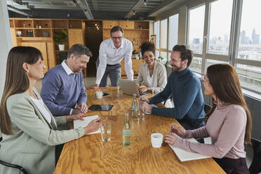 Männliche und weibliche Angestellte bei einer Besprechung im Büro - AKLF00219