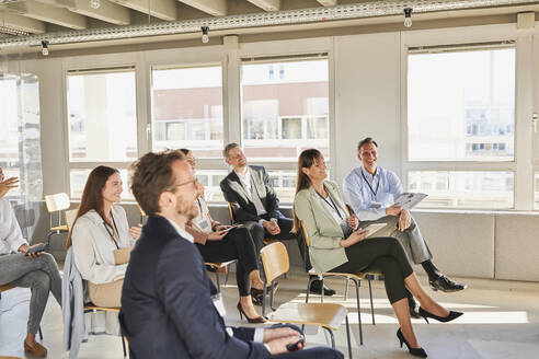 Männliche und weibliche Kollegen nehmen an einer Fortbildungsveranstaltung im Büro teil - AKLF00251