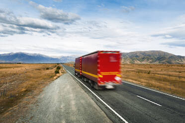 Unscharfe Bewegung eines roten Lastwagens auf dem State Highway 8 - WVF02013