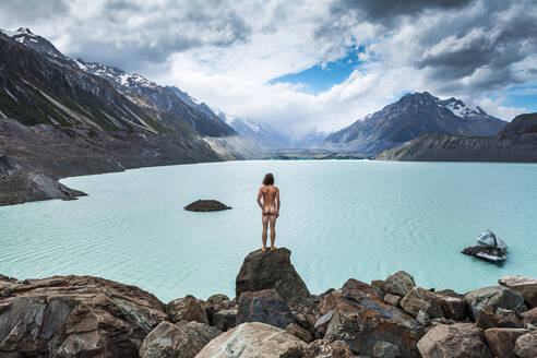 Neuseeland, Canterbury, Rückansicht eines nackten Mannes mit Blick auf den Tasmansee - WVF02033