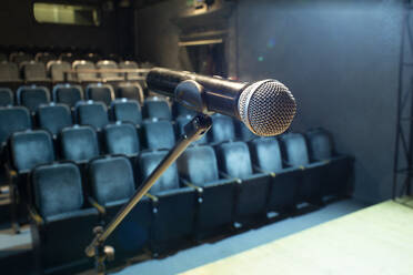 Stehendes Mikrofon im leeren Theater - VGF00372