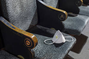 Gesichtsschutzmaske auf dem Sitz in einem leeren Theater - VGF00379