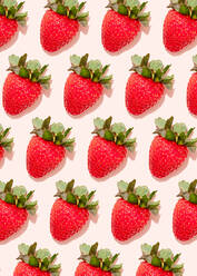 Muster von frischen, reifen Erdbeeren auf hellrosa Hintergrund - FLMF00414