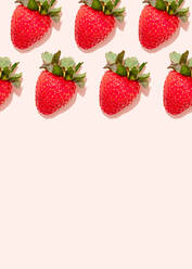 Studioaufnahme von frischen Erdbeeren vor einem hellrosa Hintergrund - FLMF00416
