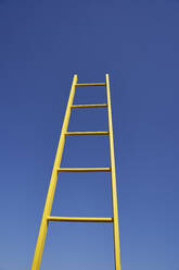 Gelbe Leiter vor strahlend blauem Himmel - VEGF04510