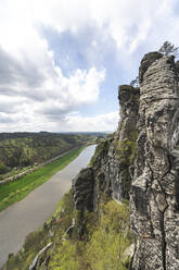 Deutschland, Sachsen, Fluss Elbe im Elbsandsteingebirge - ASCF01576
