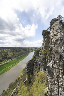 Deutschland, Sachsen, Fluss Elbe im Elbsandsteingebirge - ASCF01576