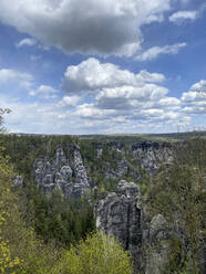 Deutschland, Sachsen, Schäfchenwolken über Elbsandsteingebirge - ASCF01580