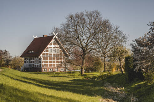 Deutschland, Altes Land, Idyllische ländliche Szene mit Bauernhaus im Frühling - KEBF01931