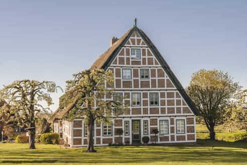 Deutschland, Altes Land, Jork, Fassade eines Fachwerkbauernhauses im Frühling - KEBF01932