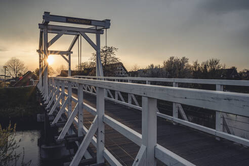 Deutschland, Altes Land, Hogendiekbrucke Holzsteg bei Sonnenuntergang - KEBF01945