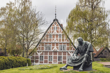 Deutschland, Altes Land, Fachwerkhaus mit Statue von Pfarrer Heinrich von Carsten Eggers im Vordergrund - KEBF01952