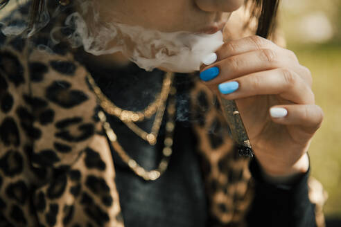 Frau raucht Marihuana-Zigarette im Freien - ACPF01231
