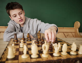 Junge spielt Schach zu Hause - PWF00360