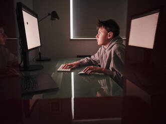 Junge benutzt Computer beim Lernen zu Hause - PWF00373