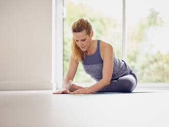 Active woman exercising at home - PWF00387