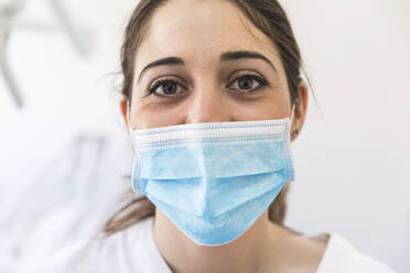 Zahnärztin mit chirurgischer Maske in einer Klinik - WPEF04491