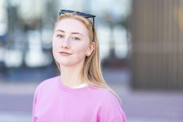 Schöne Frau in der Stadt stehend - WPEF04500