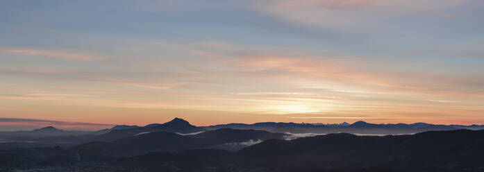 Sonnenaufgang über den Bergen im Baskenland, Igueldo, San Sebastian, Spanien - SNF01421