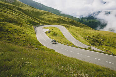 Österreich, Kärnten, Auto auf der Großglockner Hochalpenstraße von oben gesehen - AIF00705