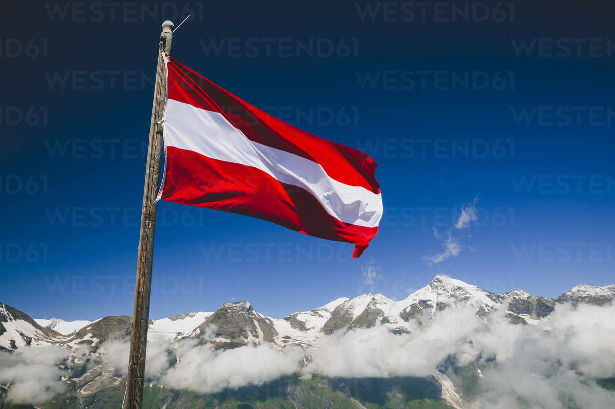 Österreich, Kärnten, Flagge von Österreich Großglockner Hochalpenstraße,  lizenzfreies Stockfoto