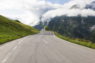 Österreich, Kärnten, Weiße flauschige Wolken über den Alpen von der Großglockner Hochalpenstraße aus gesehen - AIF00713